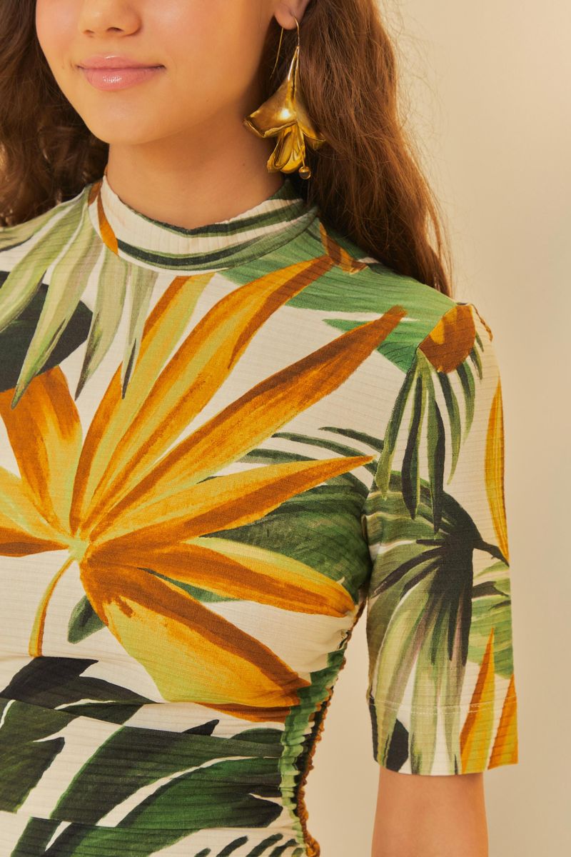 Detalle de la tela del vestido con estampado tropical, evidenciando la textura y colores vibrantes.
