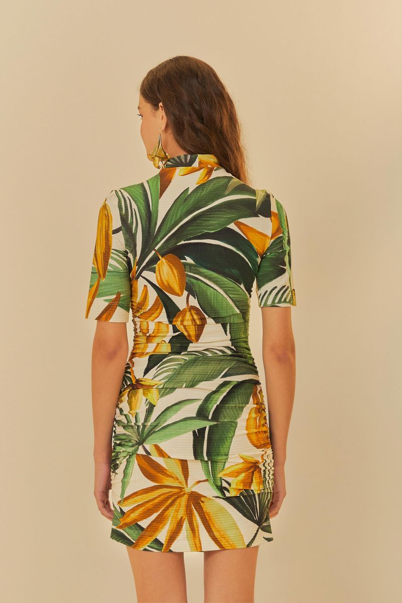 Vista trasera del vestido corto con estampado tropical, mostrando el ajuste y diseño de la espalda.