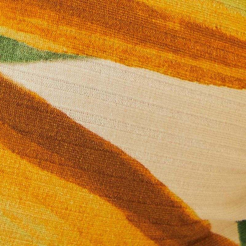Detalle del escote cerrado del vestido corto con estampado tropical, destacando el acabado.