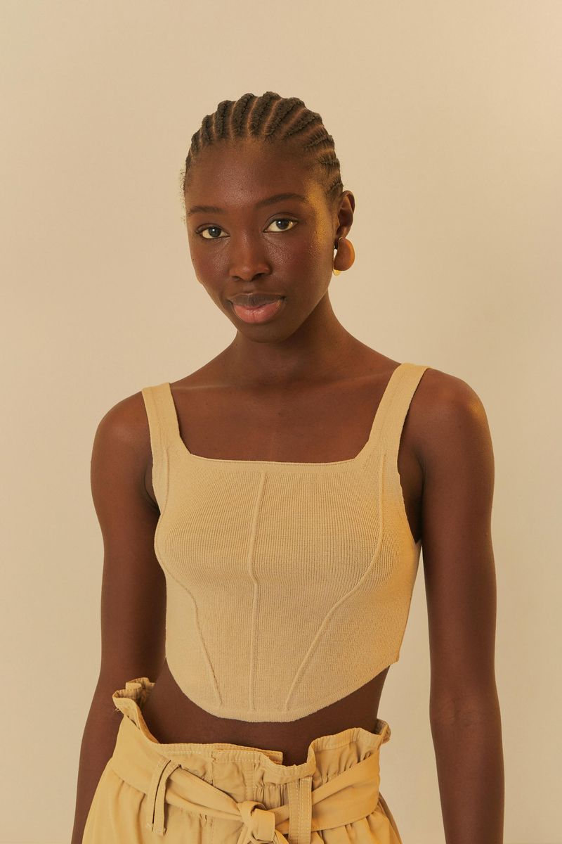 Top-corse-de-tricot-color-beige-con-escote-cuadrado-y-tirantes-anchos.