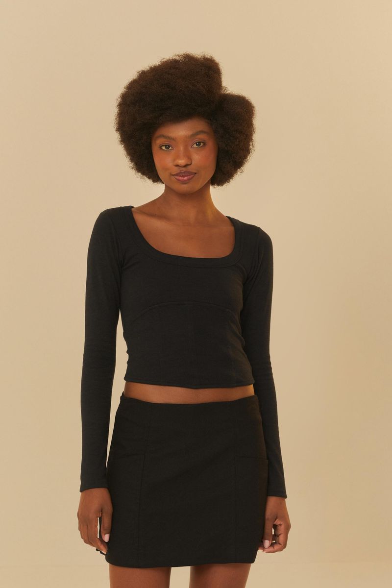 Blusa-Corse-Manga-Larga-negra-con-ajuste-entallado-y-borde-recto-vista-lateral.