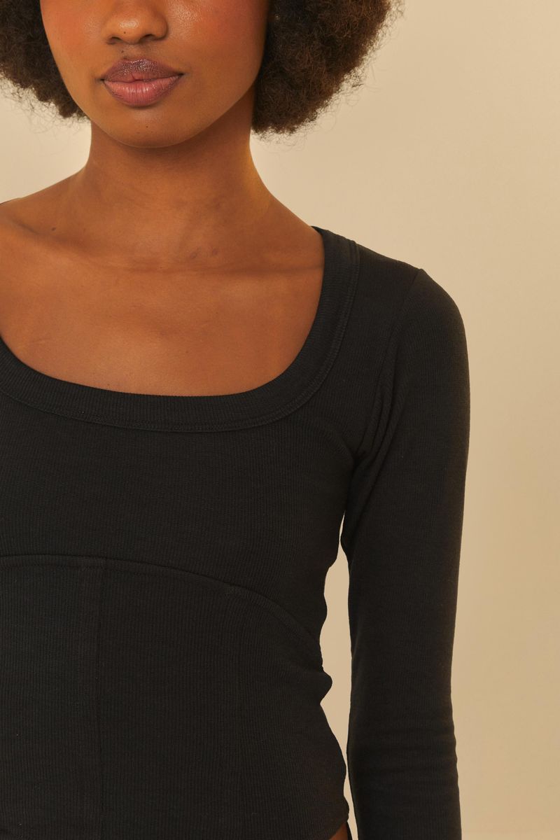 Detalle-de-la-tela-y-acabados-de-la-Blusa-Corse-Manga-Larga-negra.