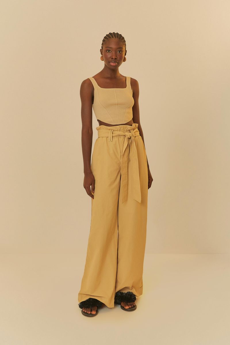 Modelo-llevando-el-top-beige-con-pantalon-amplio-a-juego.