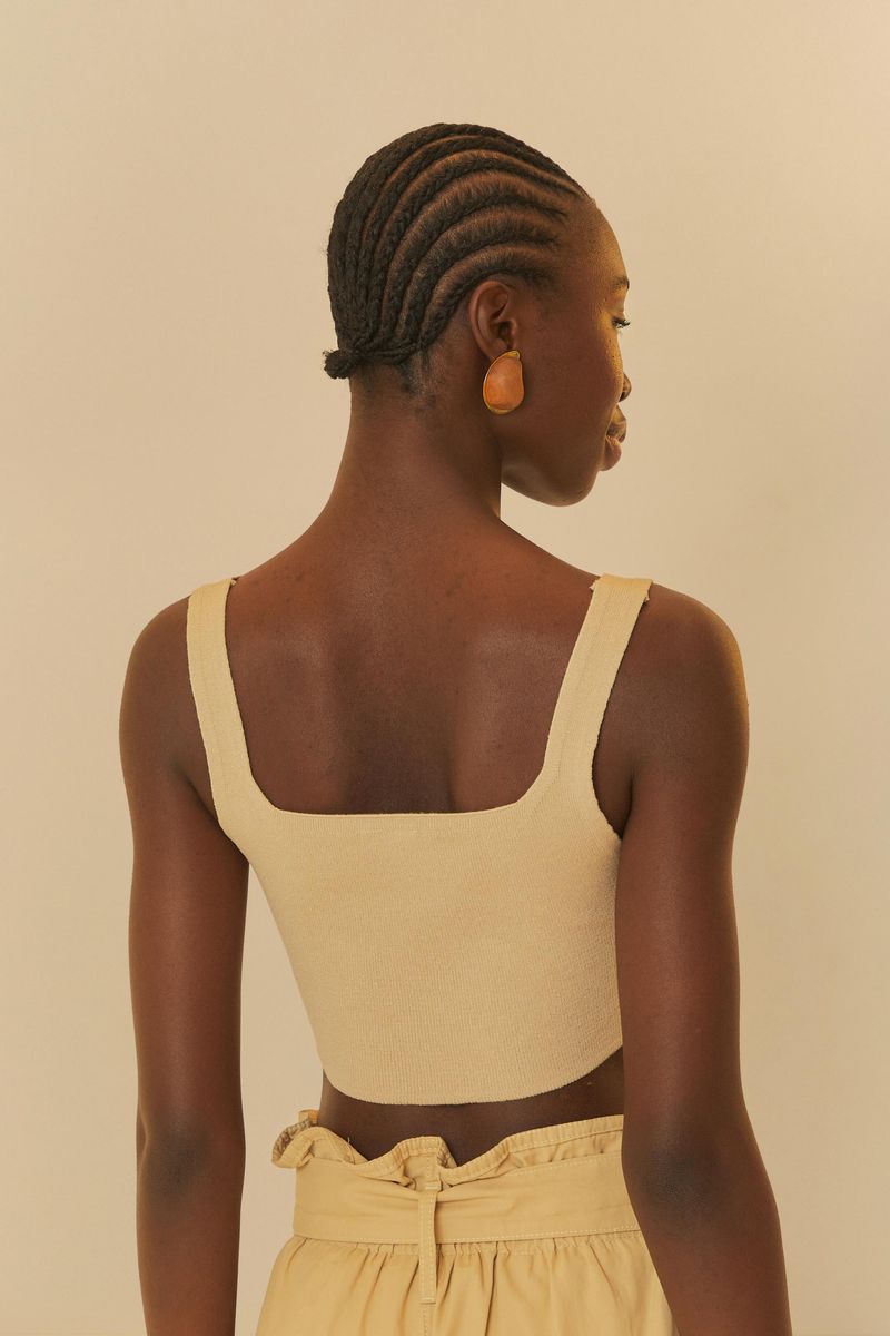 Vista-posterior-del-top-corse-de-tricot-beige.