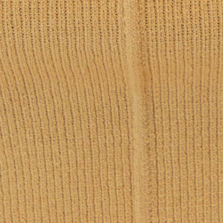 Plano-cercano-del-escote-cuadrado-del-top-beige.