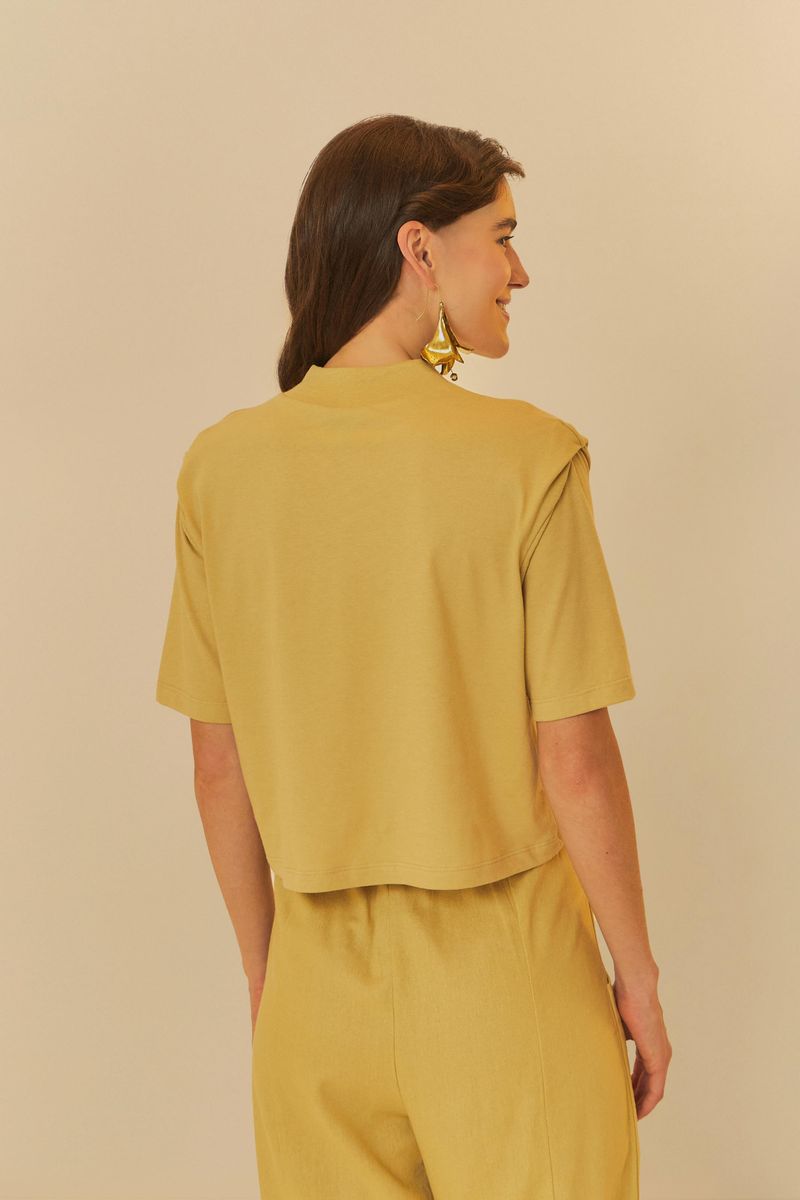 Blusa-amarilla-con-mangas-cortas-y-hombreras-vista-trasera.