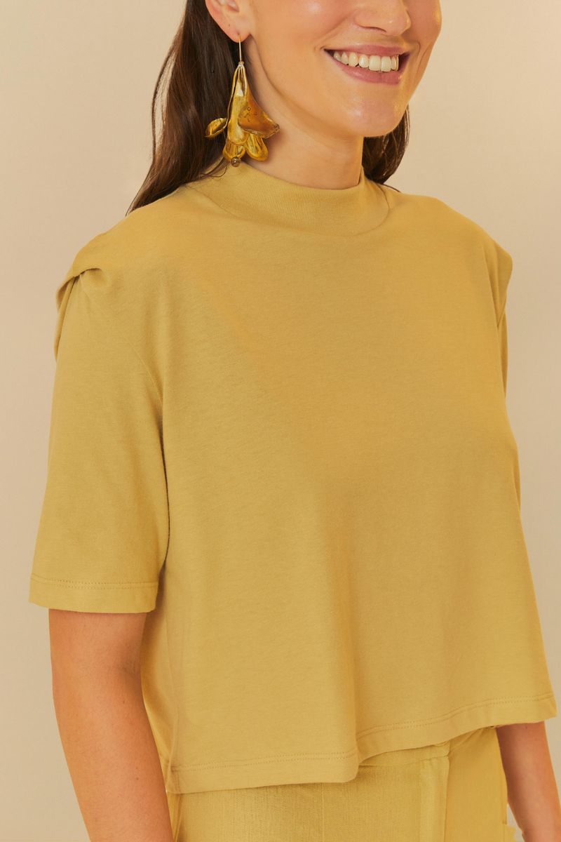 Detalle-de-la-blusa-amarilla-con-mangas-cortas-y-hombreras-mostrando-el-tejido-y-acabado.