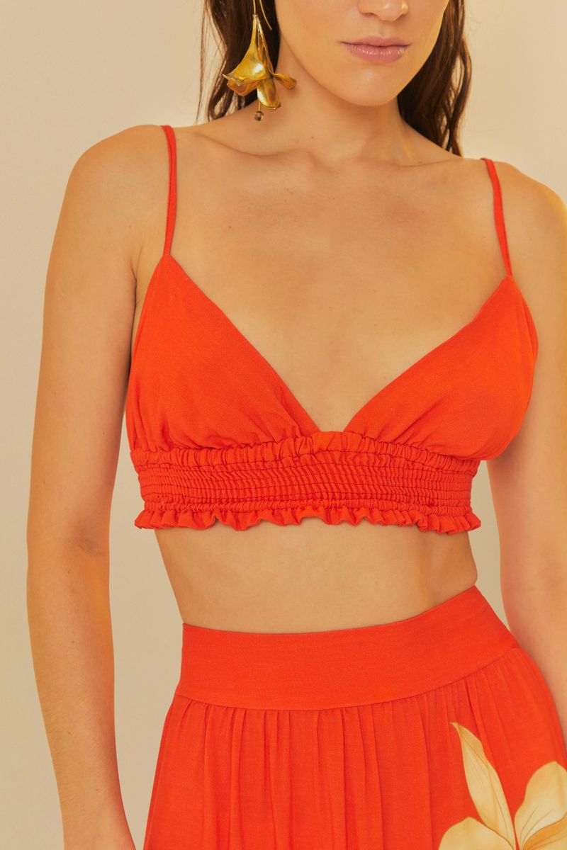 Detalle del top rojo con fruncidos en la banda inferior.