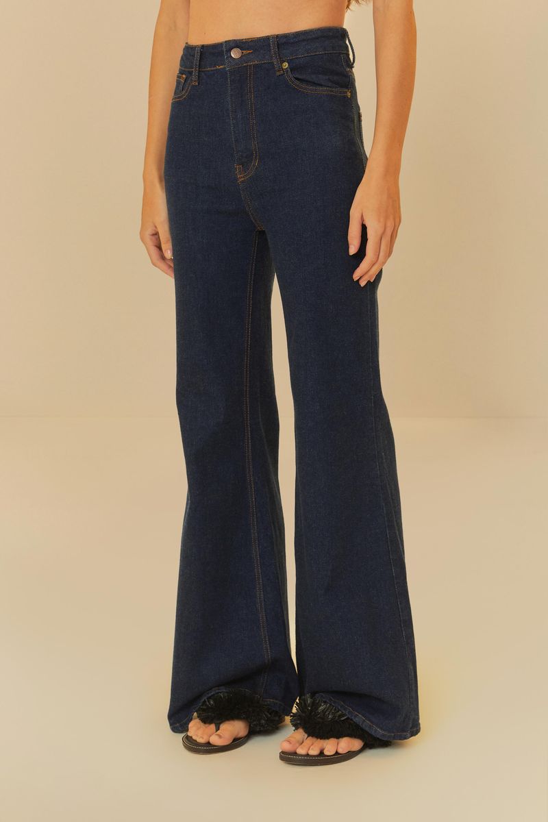 Acercamiento al frente del pantalón jeans flare azul intenso mostrando detalles del cinturón y cierre.