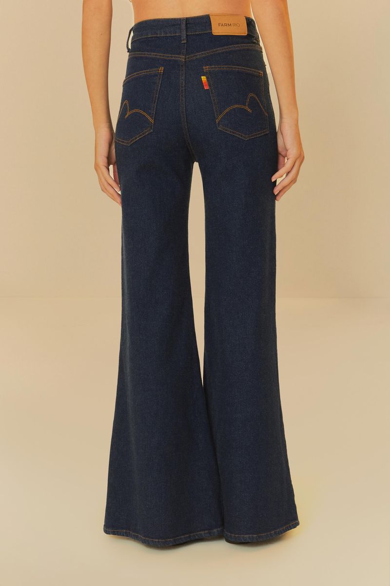 Vista trasera del pantalón jeans flare azul intenso mostrando bolsillos y etiqueta de la marca.