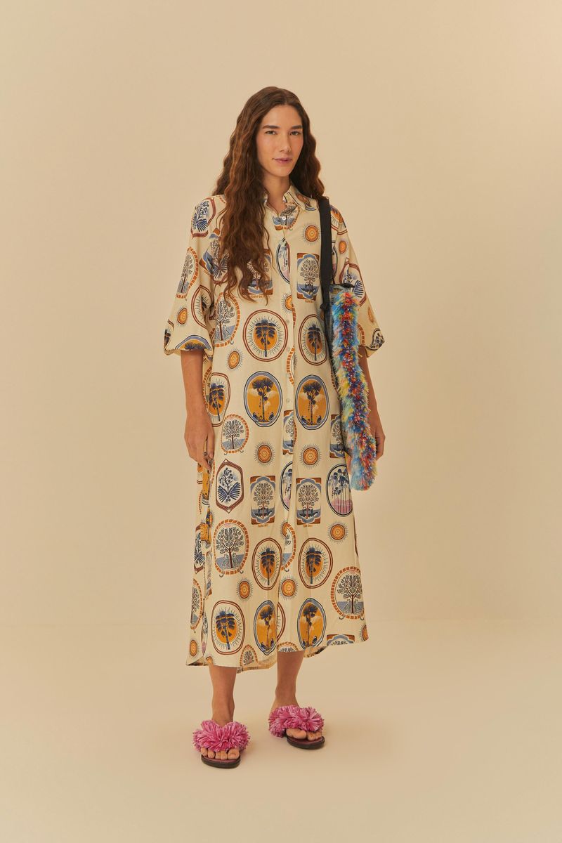 Vestido-con-estampado-vibrante-mangas-medianas-y-corte-suelto-mostrado-en-modelo.