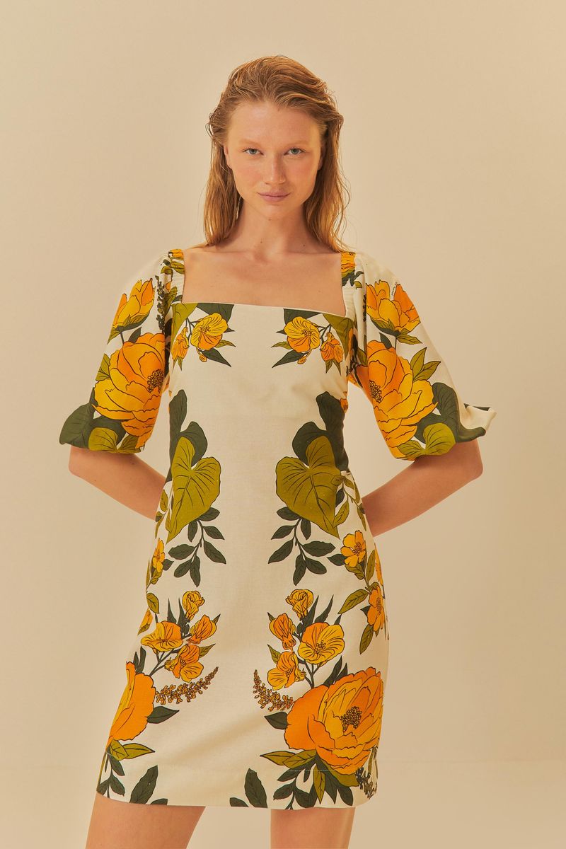 Vestido corto con estampado floral vibrante, escote cuadrado y mangas cortas abullonadas.