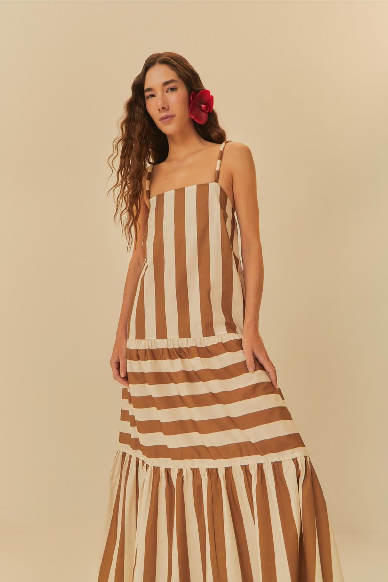 Vestido-largo-con-diseño-de-rayas-verticales-en-tonos-tierra-con-tirantes-ajustables-y-escote-cuadrado-visto-de-frente.