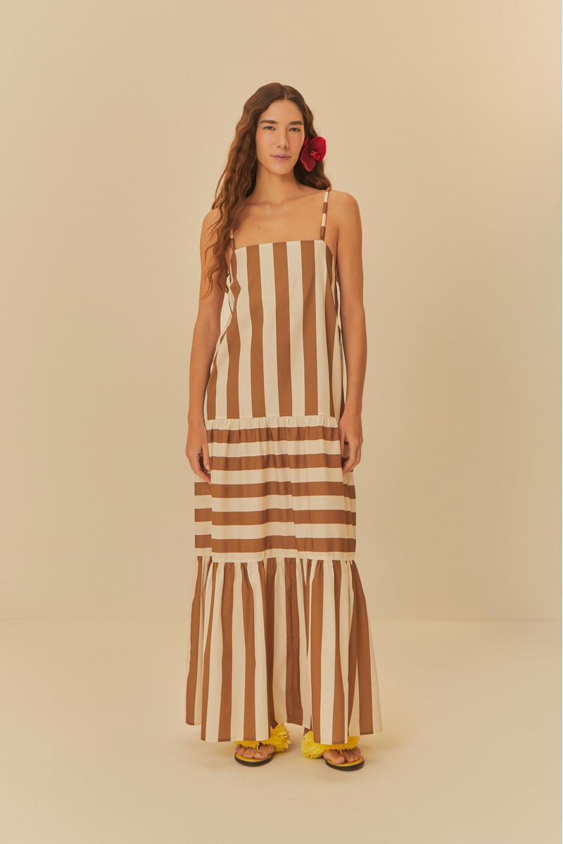 Vestido-largo-con-diseño-de-rayas-verticales-en-tonos-tierra-con-detalle-de-lazo-en-la-espalda-visto-de-frente.