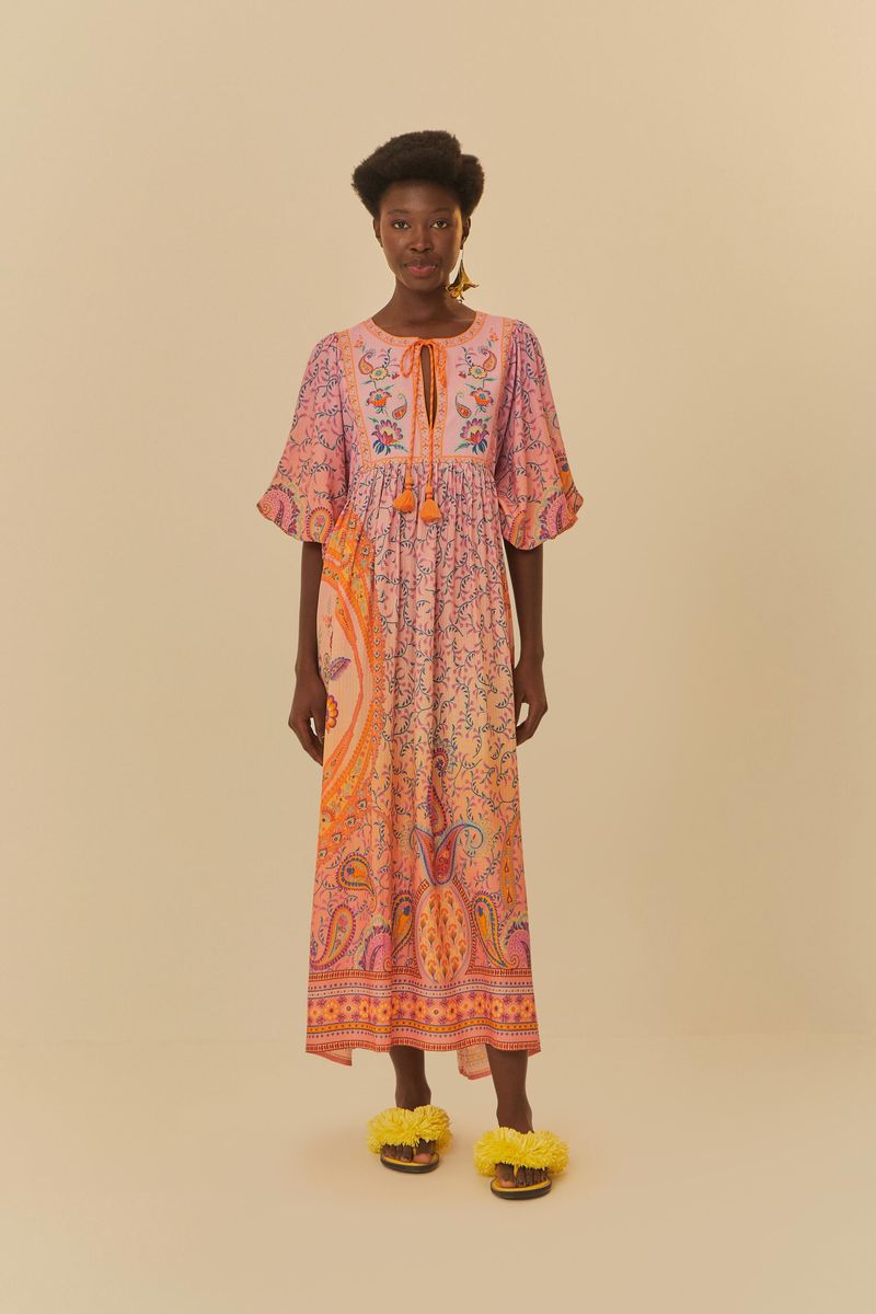 Vista frontal del vestido estampado con diseño místico, destacando el escote y las mangas.