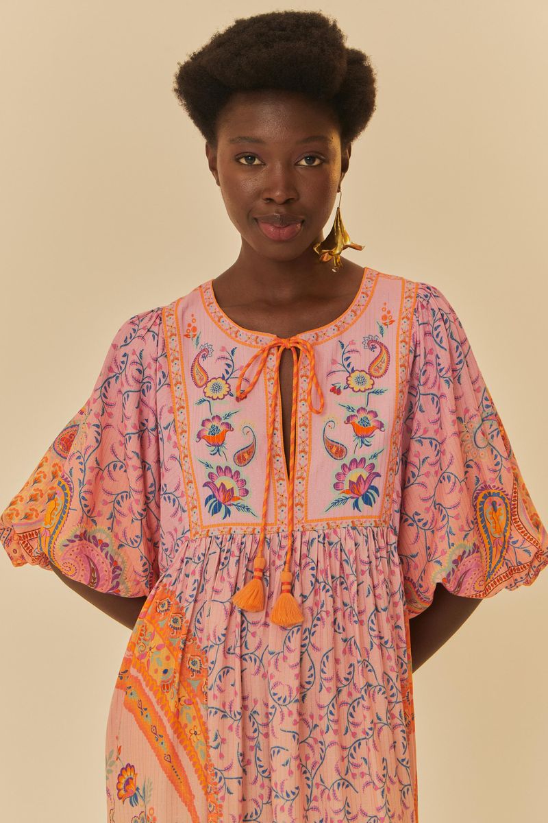 Vista lateral del vestido estampado con diseño místico, mostrando la caída y detalles del estampado.