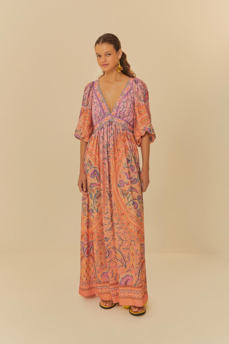 Vestido-largo-estampado-con-escote-en-V-profundo-y-mangas-voluminosas-tres-cuartos.