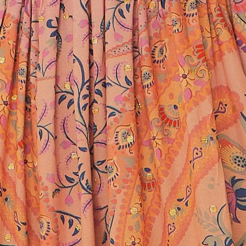 Acercamiento-al-estampado-vibrante-del-vestido-con-elementos-botanicos-y-geometricos.