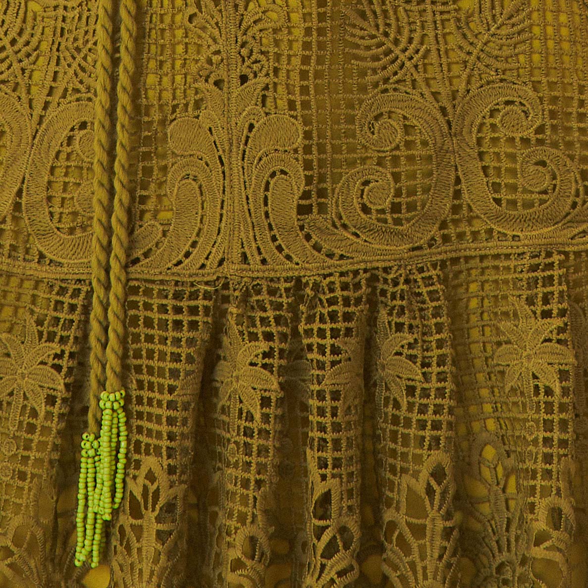 Detalle-del-bordado-floral-ornamental-en-el-vestido-guipur.