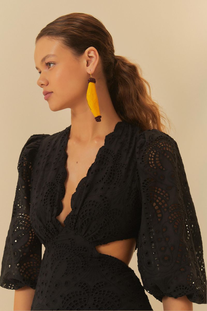 Vestido-largo-negro-con-detalles-de-bordado-laise-y-estampado-tropical-de-palmas-escote-en-V-y-mangas-abullonadas.