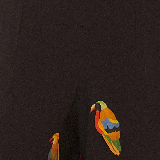 Imagen-de-la-parte-trasera-del-enterizo-Sueño-de-los-Pajaros-mostrando-detalles-de-las-tiras-y-el-estampado.