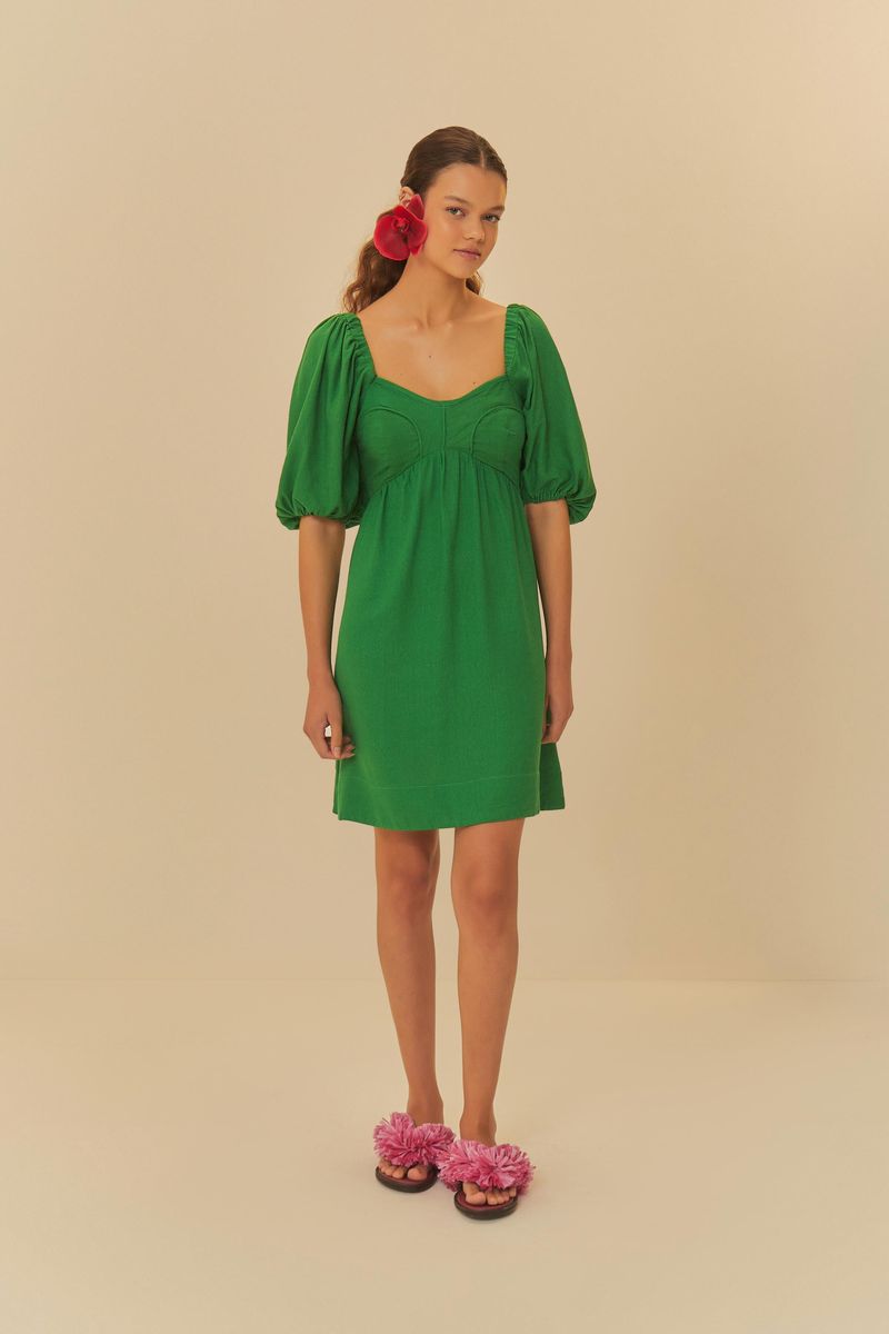 Imagen de un vestido corto verde con mangas abullonadas, exhibido en un fondo neutro.