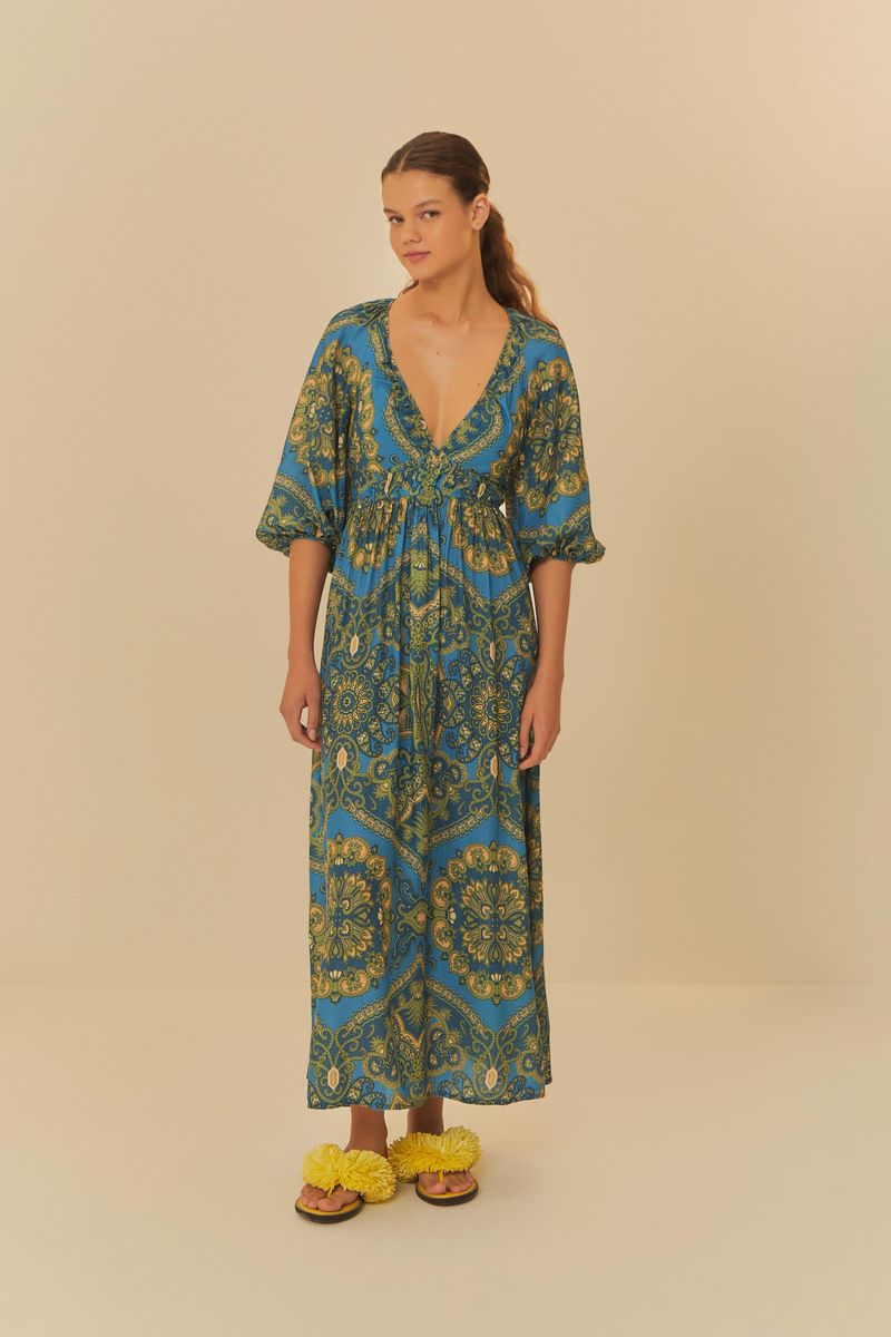 Imagen de un vestido 'cropped' con estampado vibrante, mostrado sobre un fondo neutro.