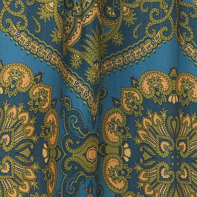 Detalle-del-estampado-del-vestido-con-patrones-geometricos-y-florales.
