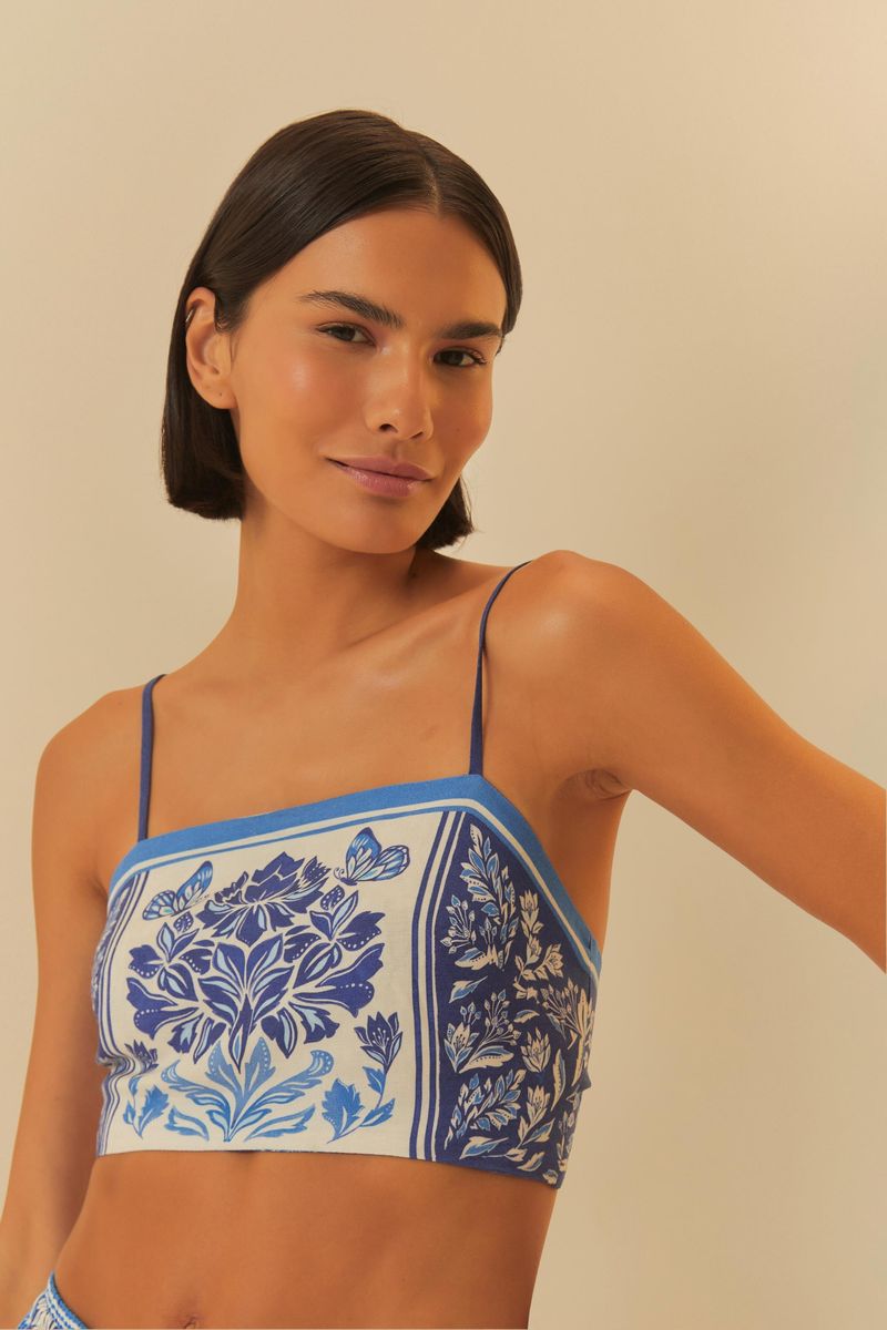 Imagen de un top estampado con tirantes finos ajustables y escote cuadrado, en tonos azul y blanco.