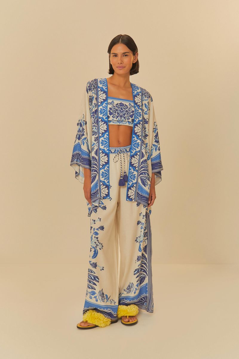 Imagen de un conjunto con top estampado y pantalón fluido, ambos con motivos botánicos en azul y blanco.