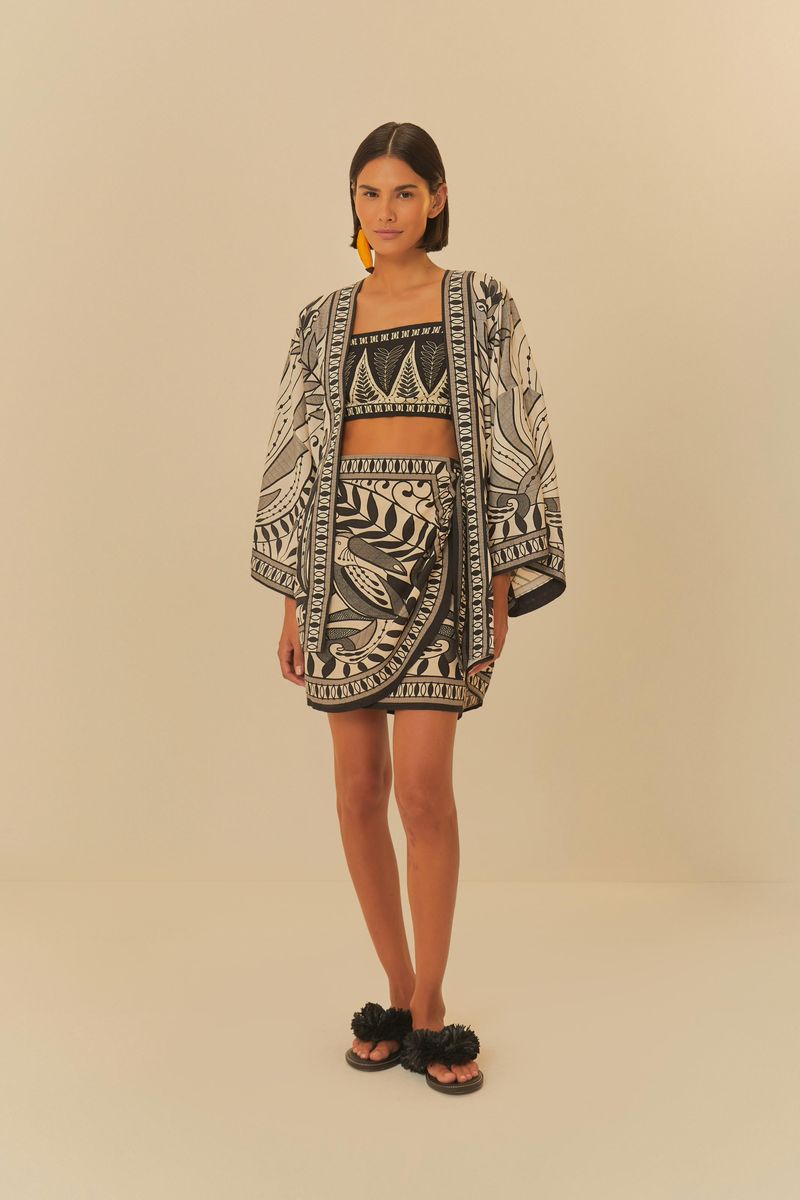 Conjunto completo con falda pareo, top y kimono estampados.