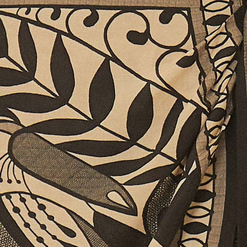 Detalle-del-estampado-geometrico-y-botanico-de-la-falda-pareo.