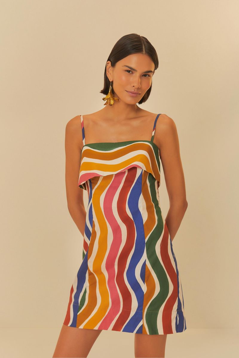 Vista-frontal-del-vestido-corto-con-estampado-de-ondas-coloridas-destacando-el-diseño-de-los-tirantes-y-el-corte.
