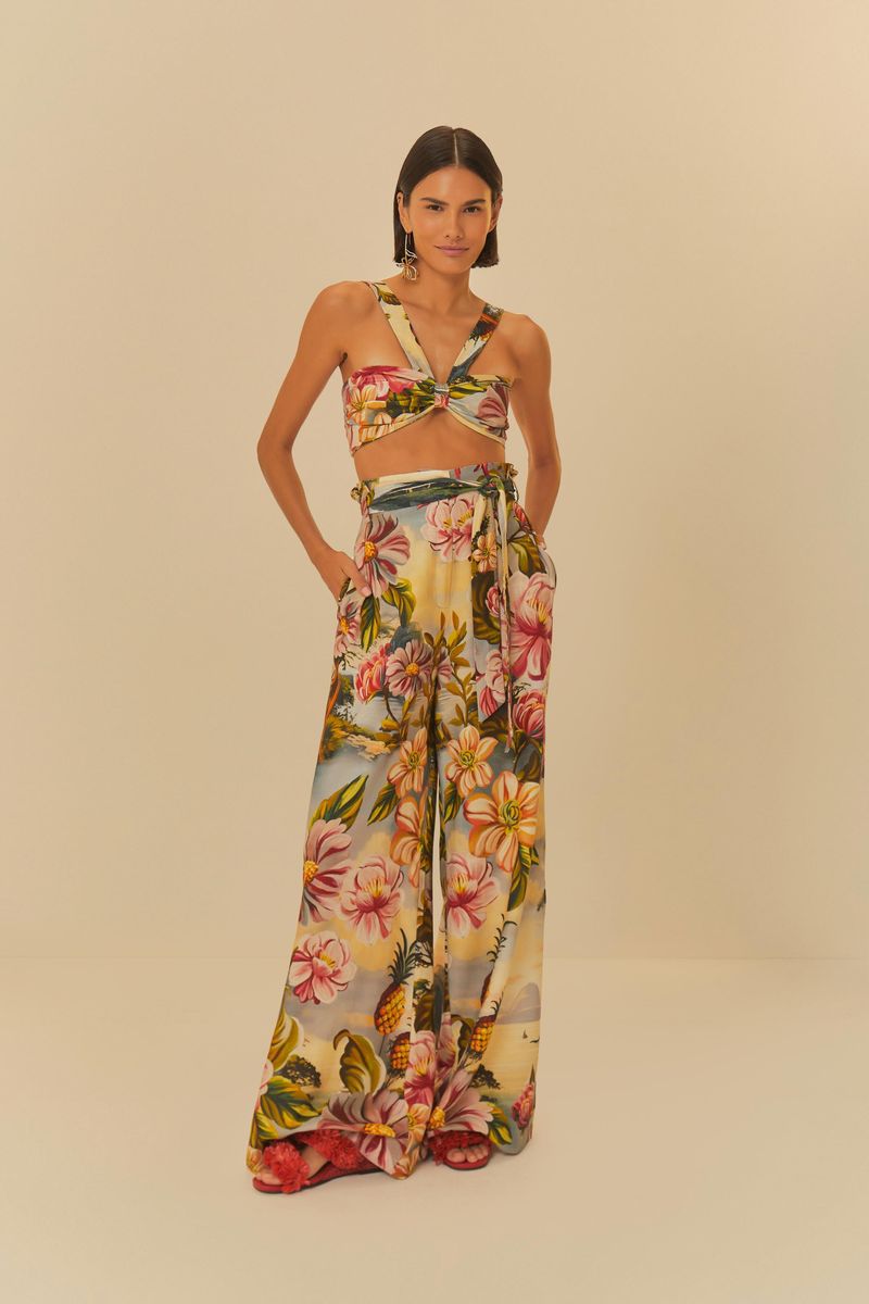 Conjunto-de-top-y-pantalon-largo-estampados-con-tematica-floral-tropical-ideales-para-ocasiones-casuales.