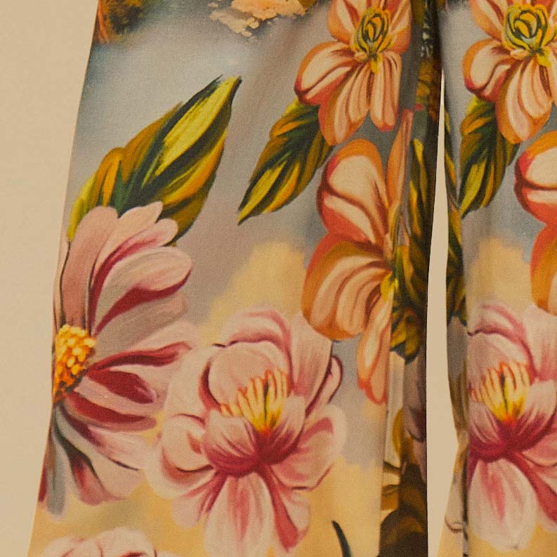 Detalle-del-estampado-floral-tropical-sobre-fondo-beige-destacando-flores-y-follaje.