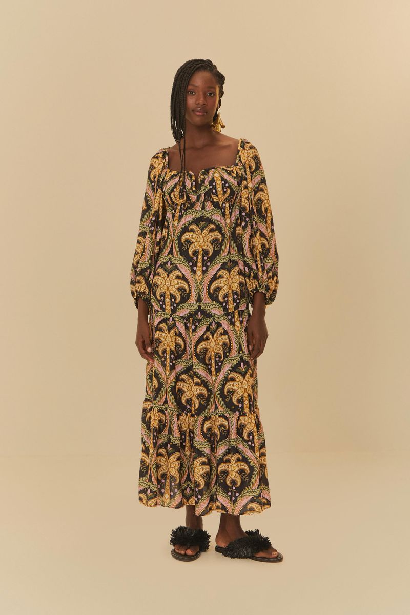 Vestido largo con estampado tropical, mangas largas y escote cuadrado, presentado sobre un fondo neutro.