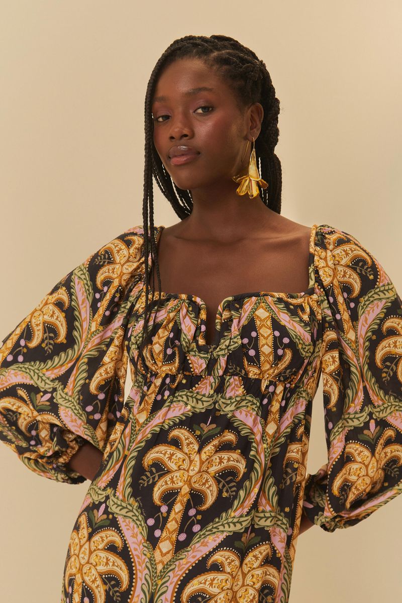 Detalle del vestido mostrando el escote cuadrado y el estampado tropical con elementos botánicos.