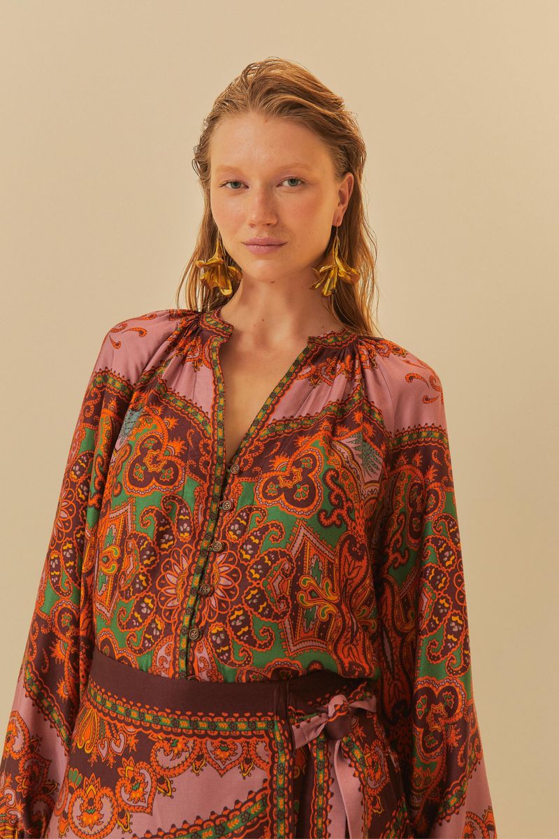 Detalle-del-escote-en-V-profundo-y-cordon-ajustable-con-borlas-de-la-Blusa-Capadocia.