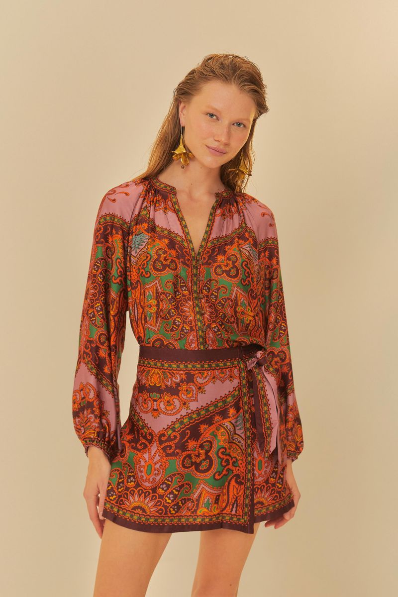 Short falda vibrante con estampado paisley y detalles en arabesco, visto de frente.