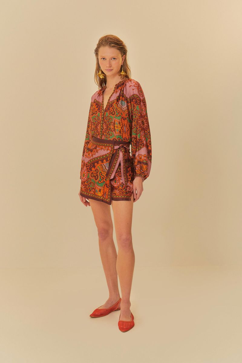Short falda vibrante con estampado paisley y detalles en arabesco, visto de lado.