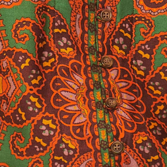 Detalle-del-estampado-paisley-y-arabesco-del-short-falda-vibrante.