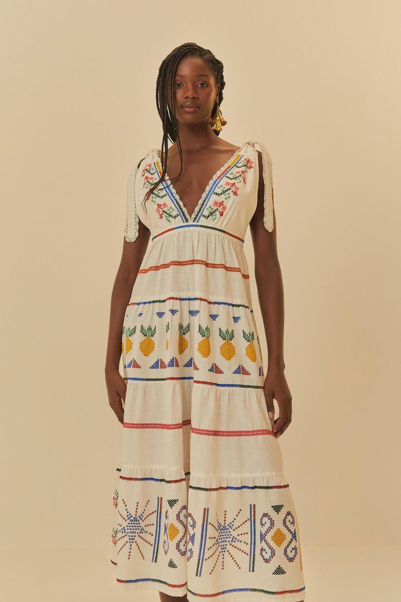 Vestido largo bordado con escote en V y tirantes ajustables, mostrado en un fondo neutro.