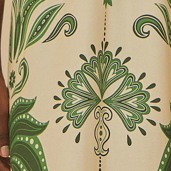 Detalle del estampado botánico del Vestido Alca Sevilha en tonos de verde.