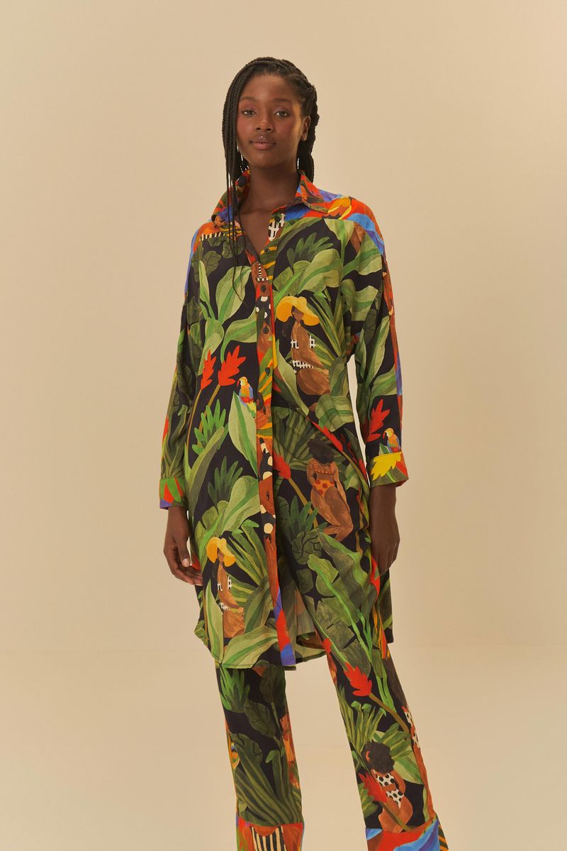 Imagen de una modelo mostrando detalles del pantalón Belleza Tropical con estampado tropical.