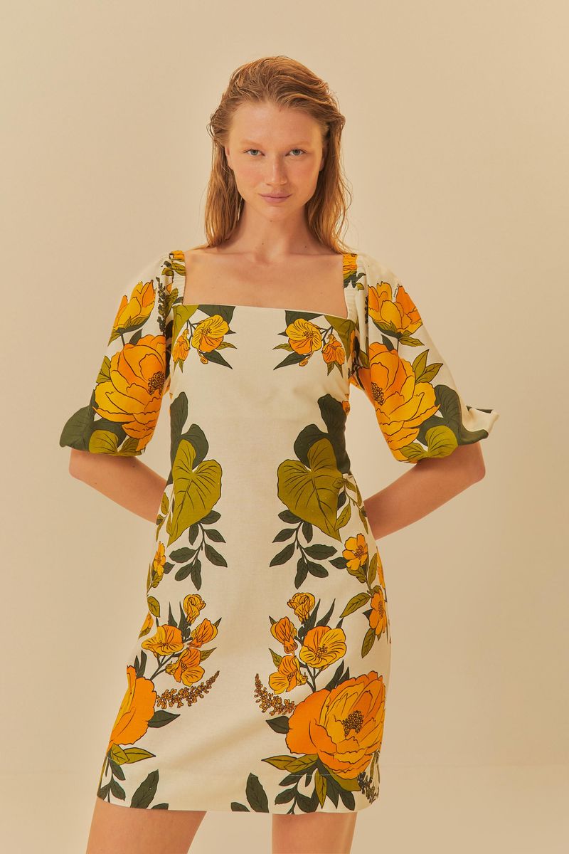 Detalle del vestido corto con estampado floral vibrante, resaltando el tejido ligero y el diseño contemporáneo.