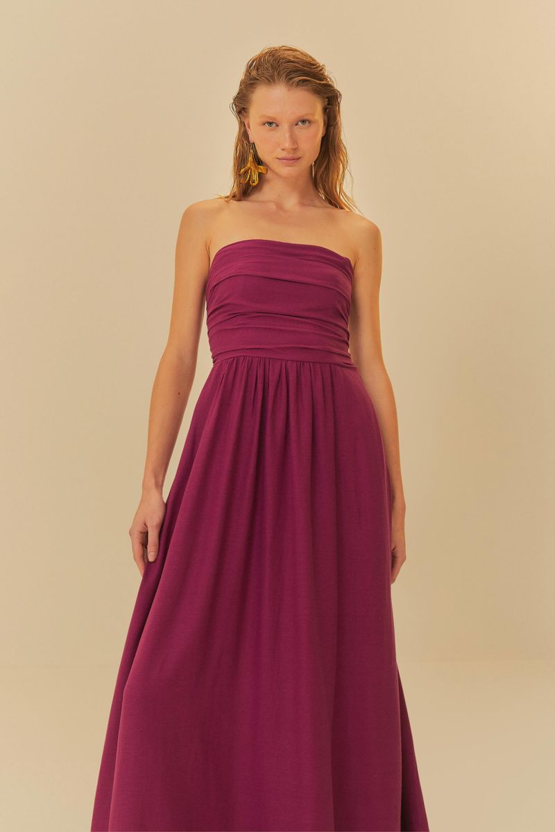 Vestido-largo-sin-tirantes-en-tono-purpura-con-busto-fruncido-visto-de-frente.