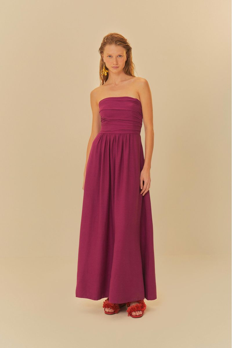Vestido-largo-purpura-sin-tirantes-mostrando-el-corte-amplio-y-fluido.