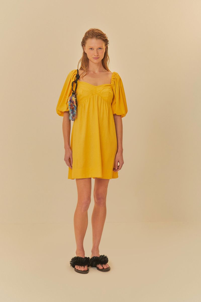 Vestido-corto-amarillo-con-mangas-abullonadas-y-escote-corazon-visto-desde-el-frente.