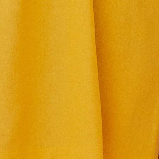 Acercamiento-del-tejido-amarillo-del-vestido-corto-resaltando-su-textura.