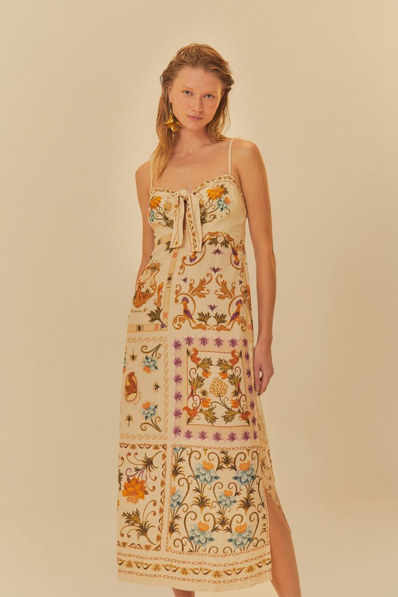Vestido-midi-con-estampado-floral-y-geometrico-tirantes-finos-y-lazo-central-presentado-en-fondo-neutro.